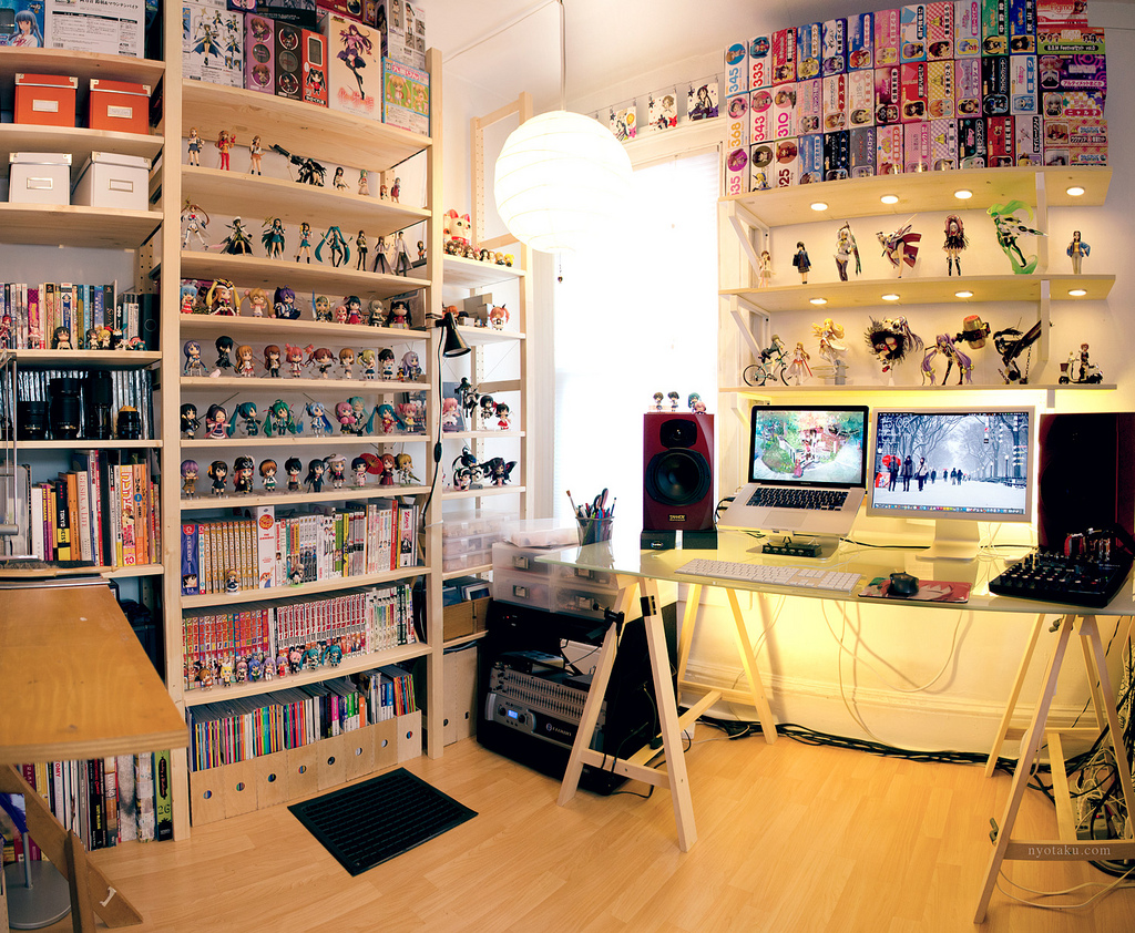 Image of a study with a Macintosh computer set up and lots of Japanese manga books and anime figures